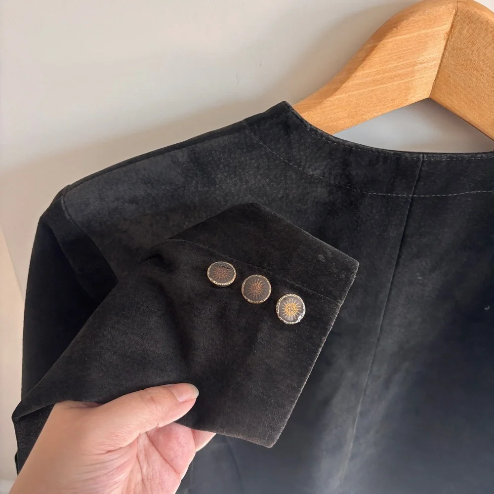Danier Women's Elegant Black Suede Blazer - Picture 9 of 9